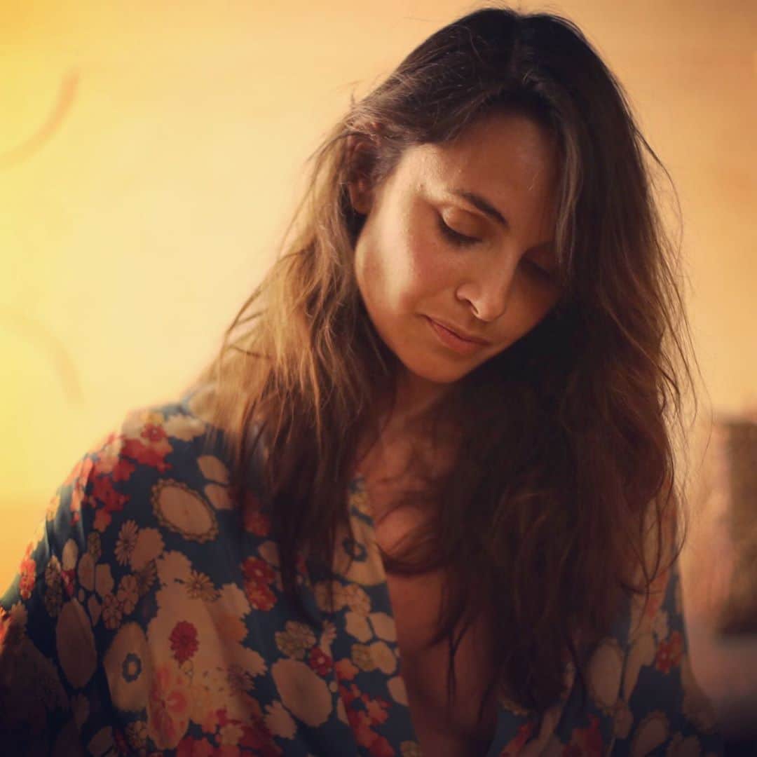 ミア・マエストロのインスタグラム：「Emotions are the key to states otherwise forgotten or unknown to us. They are a treasure: keepers of our steps, our imprints in time. They come for me in many shapes. Sometimes in songs, poetry, sometimes in dreams being one of their purest forms: not attached to logic or a specific story. I let them pass, like clouds, like phases of a rare moon, with non attachment, with reverence for the impermanence, applying the tools I’ve collected over the years. Not to temper or “sourdine” them but to allow me to dive even deeper into their feel ✨🌚✨   📷 @gabelifton」