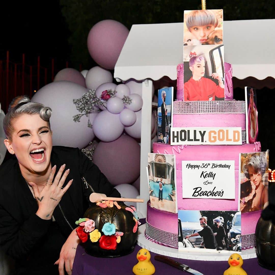 ケリー・オズボーンのインスタグラム：「A huge thank you to @glam_party_decorations for making my birthday so beautiful. I was truly blown away by the gorgeous decorations. Thank you for your hard work! 🎈💜」