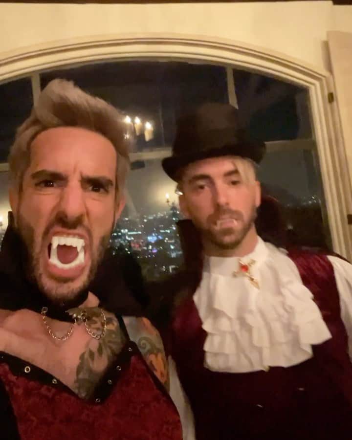 All Time Lowのインスタグラム：「COSTUME CONTEST ⚠️ Post a TikTok this weekend using ‘Monsters' that shows off your Halloween costume(s) and tag #MonstersCostumeContest. Best entry gets a $500 gift card, may the best monster win 🎃👻 link in bio for TikTok audio link」