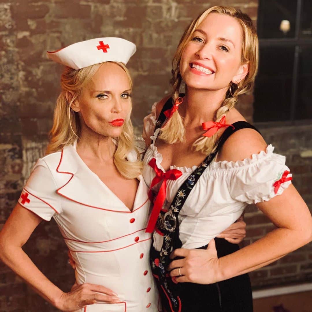 ジェシカ・キャプショーのインスタグラム：「Happy Halloween from Abby and Aunt Susan!!!! 🎃🎃 #holidate @netflix   2nd pic was sent to me by my genius makeup artist who took a pic of the monitor when the camera was resting on the floor. Lesson learned...always be aware of where a camera is...😂☺️😂」