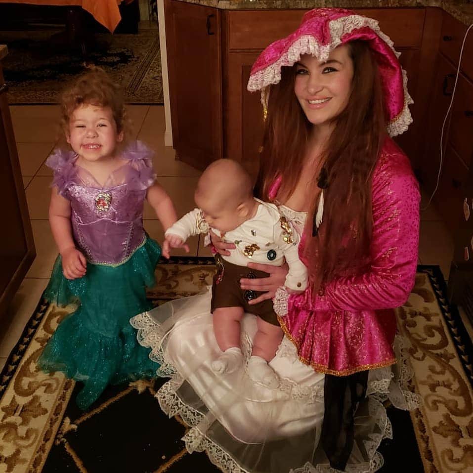 ミーシャ・テイトさんのインスタグラム写真 - (ミーシャ・テイトInstagram)「🏴‍☠️Happy Halloween from a little Mermaid, a pirate and the pirates booty 🏴‍☠️  What's your costume?  #HappyHalloween #halloween #halloweencostume #familycostumes #costumeideas #siblingcostumes #littlemermaid #pirate #piratesbooty #booty #treasure #treasurechest #piratecostume #ariel #halloweenbaby #babycostume #toddlercostume #halloween2020 #smile #blessed #momoftwo #girlmom #boymom #253 #tacomawa #tacoma #washington」11月1日 2時49分 - mieshatate
