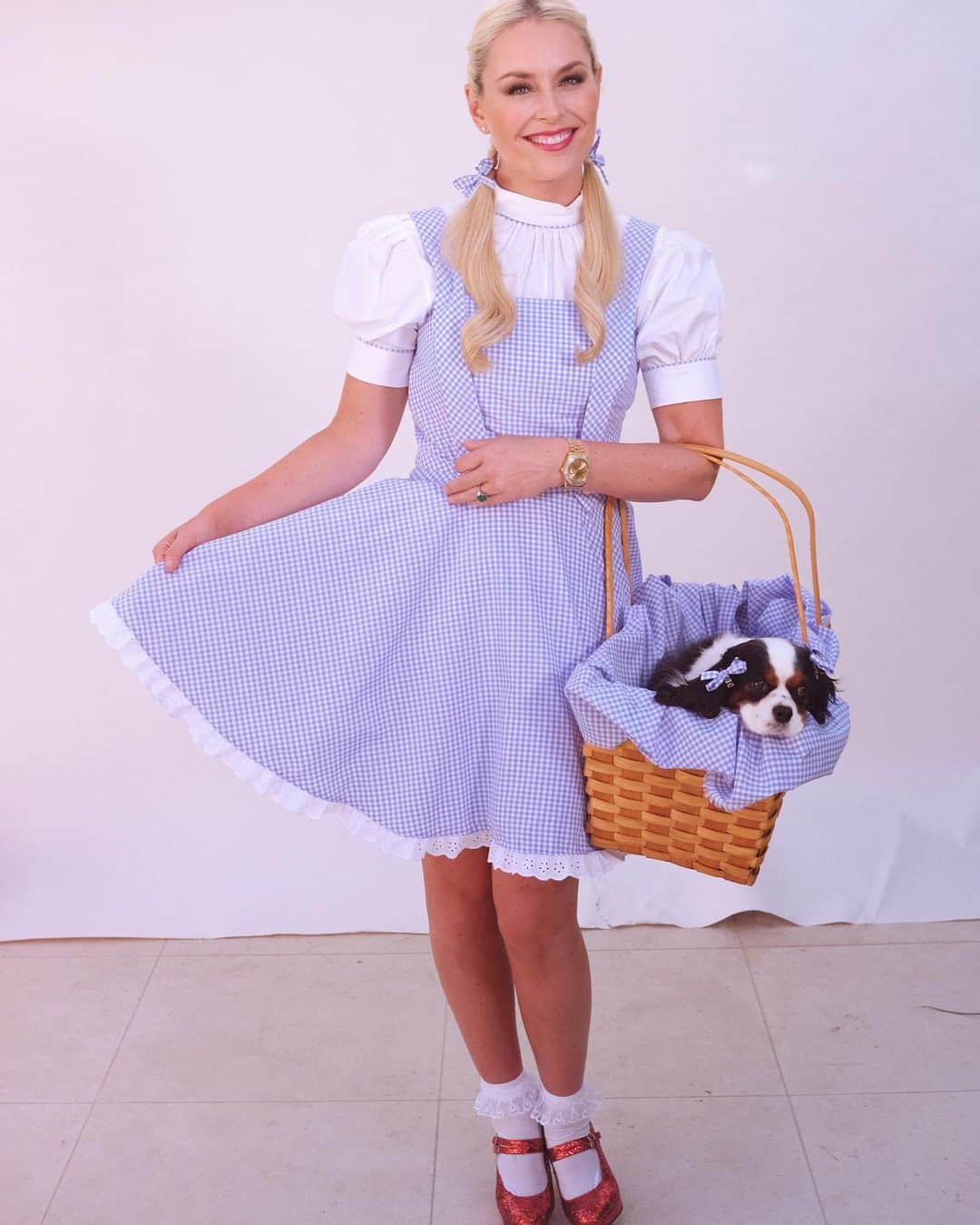 リンゼイ・ボンのインスタグラム：「There’s no place like home 🏠💖 Happy Holloween!🎃 Stay safe everyone! Xo LV #happydoggoween 📸 @erinryder13」