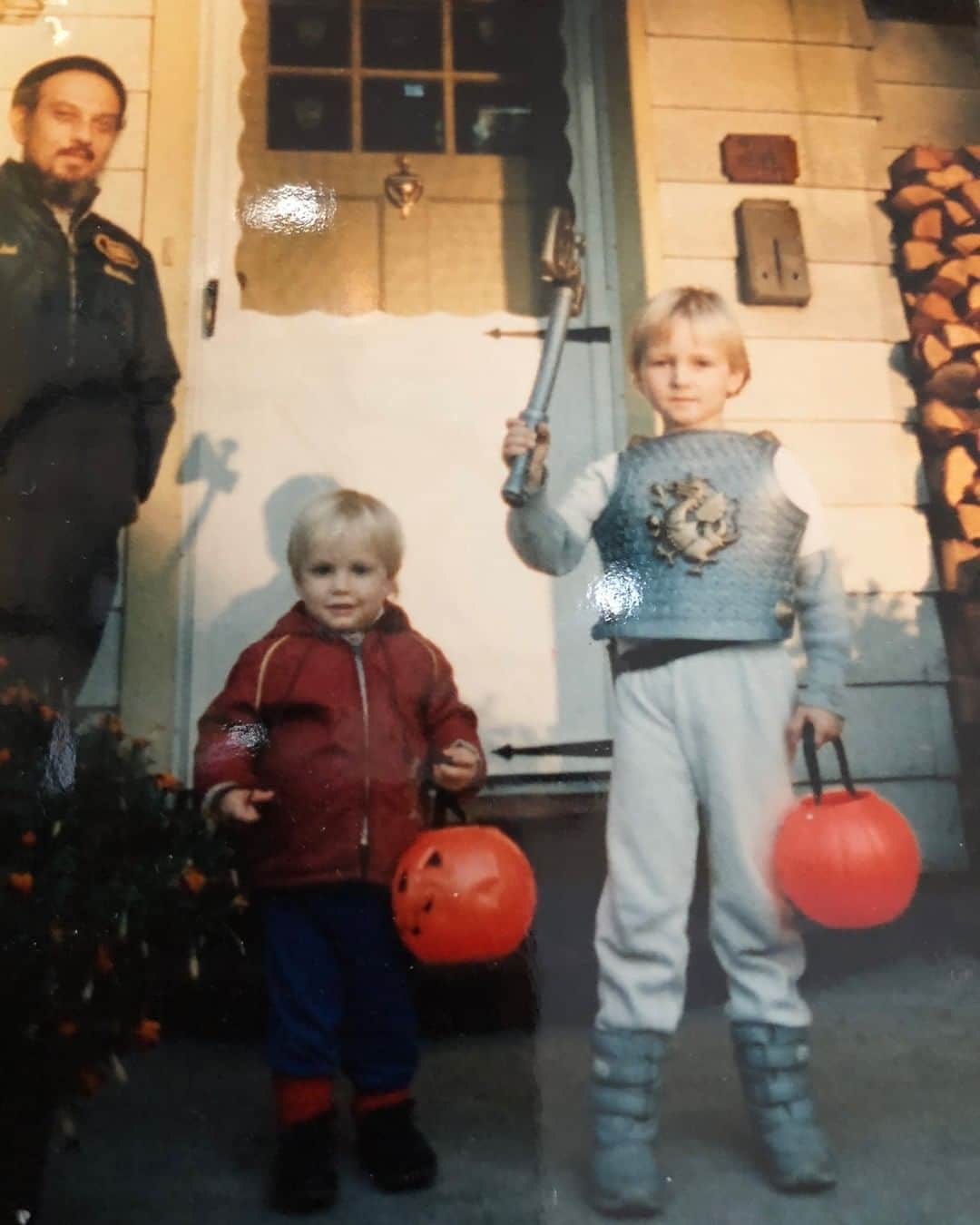 The Lumineersさんのインスタグラム写真 - (The LumineersInstagram)「Happy Halloween, me my brother Josh and my dad - my older bro with the boots to match the weaponry, too sick 😂❤️ [@jeremiahfraites]」11月1日 3時01分 - thelumineers