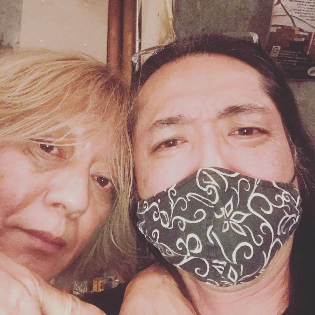 sakura (ドラマー)さんのインスタグラム写真 - (sakura (ドラマー)Instagram)「“CRAZY”Rock Night Vol.4 無事終了! JOEからマシュマロをもらったりのプチハロウィン気分。 HIROにお願いしてヘビ子でDEAD END曲を奏でてもらった。 ハッピーハロウィン! #deadend #crazyrocknightvol4」11月1日 3時02分 - yasunori_sakurazawa