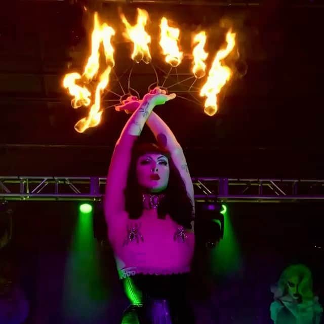 ヴァイオレット・チャチキのインスタグラム：「The witch burns tonight!  Happy Halloween my pretties!  Repost from @vossevents - @violetchachki Halloween Drive N’ Drag in Denver this weekend for tickets go to  vossevents.com #drivendrag #halloween #drivendraghalloween #violetchachki」