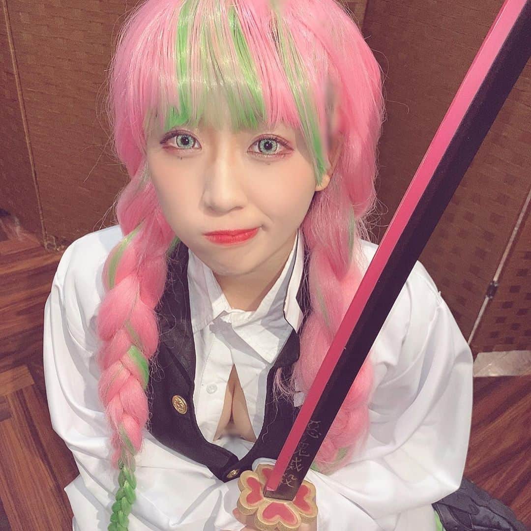 のインスタグラム：「HappyHalloween🎃 ・ 恋柱みつりちゃんです。 ・ 恋の呼吸壱ノ型 初恋のわななき!!! 💓💓💓💓 ・ #鬼滅の刃 #甘露寺蜜璃 #コスプレ #halloween #ハロウィンコスプレ #鬼滅の刃コスプレ #恋柱 #甘露寺蜜璃コスプレ #恋の呼吸壱ノ型初恋のわななき #💓 #💚 #💗 #谷間」