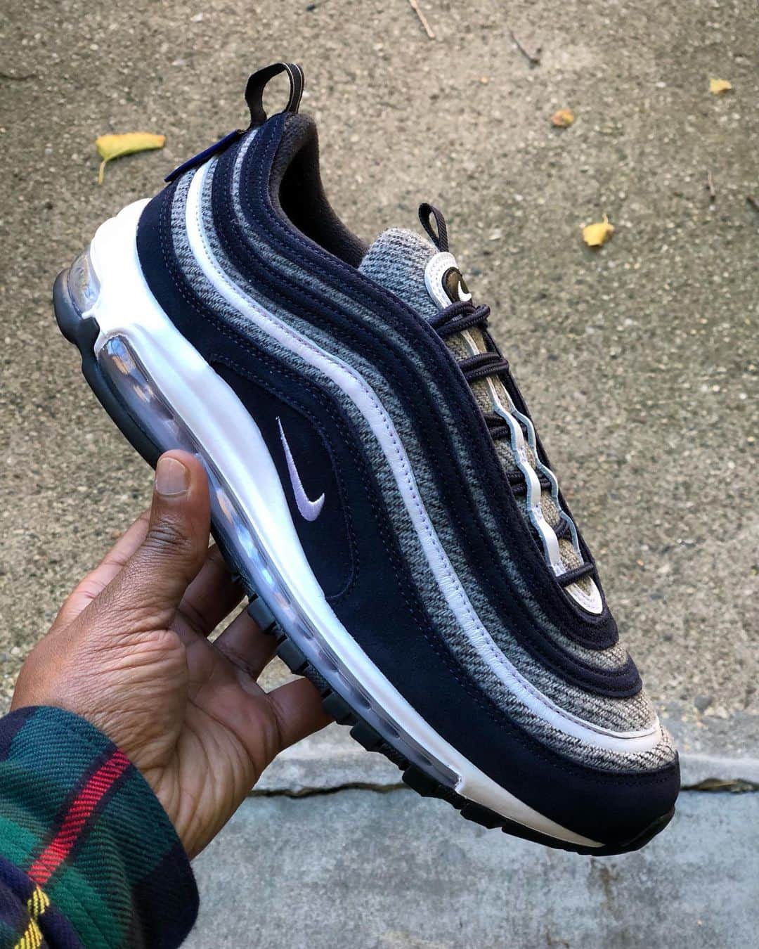 Mr. Tyさんのインスタグラム写真 - (Mr. TyInstagram)「#newpickup @pendletonwm Nike Air Max 97 By You “Navys”. Again, the 97 doesn’t need much. Navy suede, Off Noir Twill Back, white leather, white midsole/air unit, and an off noir outsole.  #am97 #ids #airmax97 #pendleton #wdywt #kissmyairs #mynikeids #pendletonwm #nikebyyou #nikeid #tysids #ijustlikeshoes #theshoegame #airmaxalways #airmax #airmasics #mynikeid #ファッション #コーティネート」11月1日 3時08分 - regularolty
