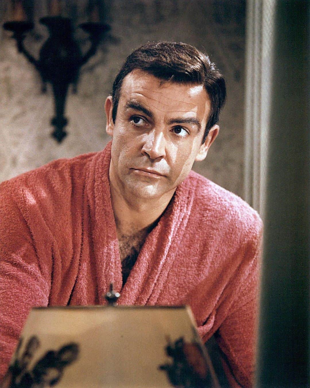 ELLE Czechさんのインスタグラム写真 - (ELLE CzechInstagram)「Dnes zemřel sir Sean Connery, herec, který se ze všeho nejvíce proslavil svým elegantním pojetím role Jamese Bonda, kterého si zahrál v prvních sedmi dílech a je dodnes považován za jeho nejlepšího představitele.   —— Foto: @gettyimages   #ELLECzech #SeanConnery #JamesBond」11月1日 3時22分 - elleczech