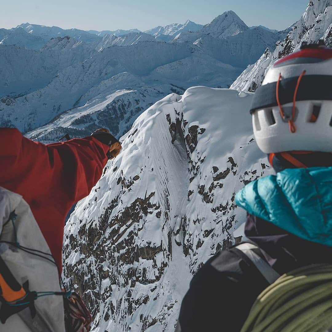 マウンテンハードウェアのインスタグラム：「Take hold of technical terrain. (Shop the latest in gloves, link in bio.) Photo: @thomas_guerrin.」