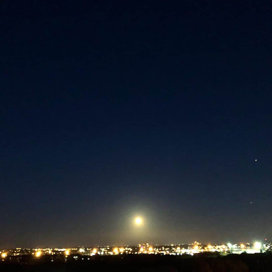 のインスタグラム：「🌕 #CelestialBodies - the #FullMoon, #Mars (upper right) and an aeroplane vie with East London’s streetlights on #Samhuinn」