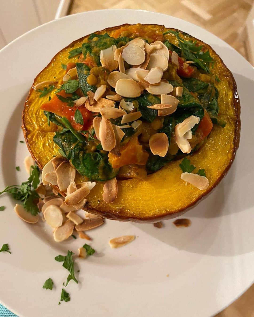 ファーン・コットンのインスタグラム：「Cooking up a full moon Halloween storm... @mindfulchefuk’s baby pumpkin stuffed with spiced lentils 🎃 Pumpkins are in season from Sept to December and are a great source of healthy carbohydrates and you can roast the left over seeds to save for later... get £10 off your first and second box with the code ‘FEARNE10X2’ #mindfulchef #mindfulchefuk #healthyeating #ad」