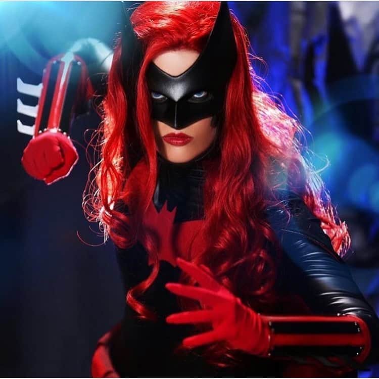 のインスタグラム：「Happy Halloween/Samhain! Batwoman is my favorite cosplay I’ve ever done to date! Yep- that’s me! #batwoman #charlottestokely」