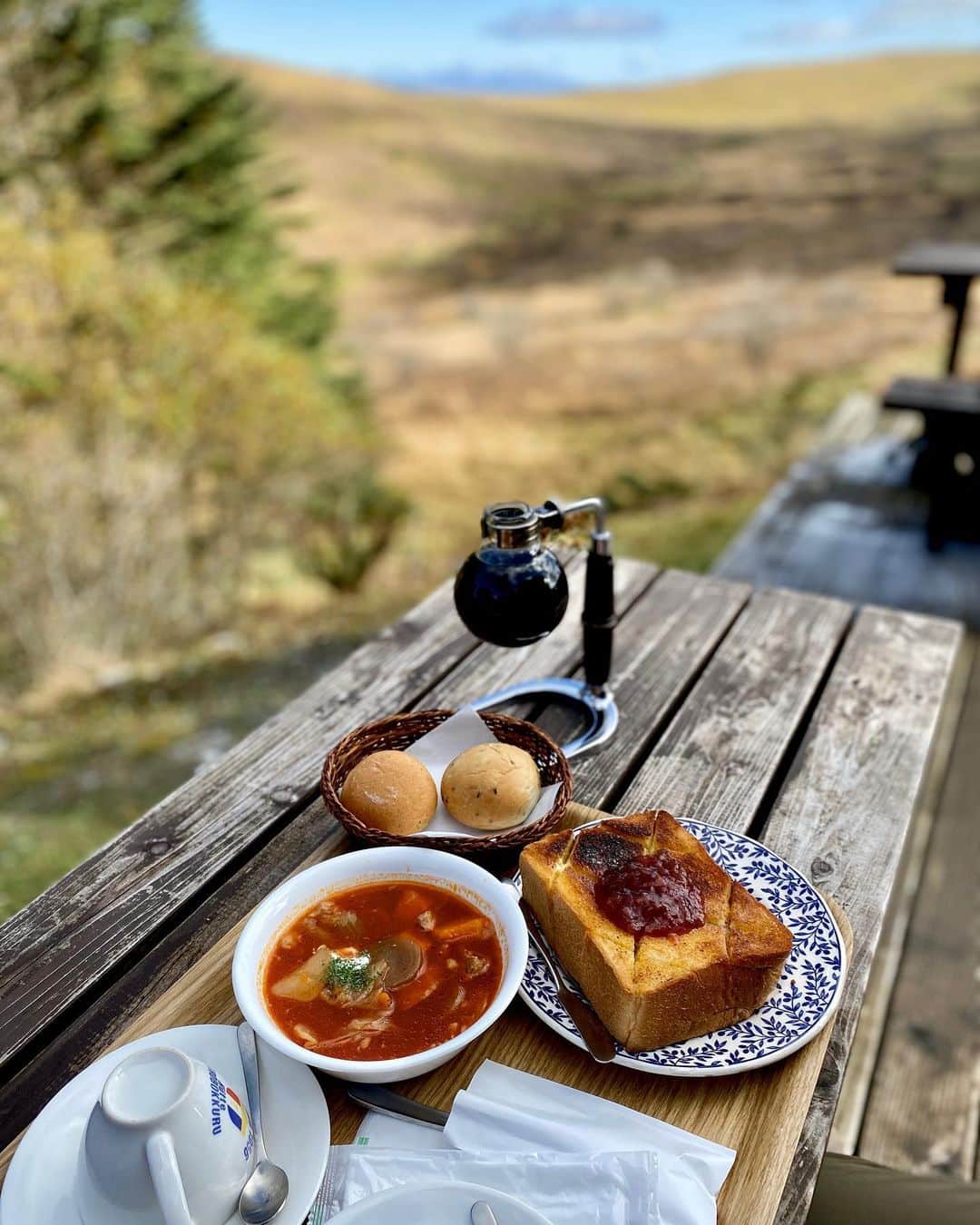 けらえいこのインスタグラム：「夏休みここで朝ごはんを食べたい✨と強く思い、やっと今ごろになって行けたんですけど、もう全てが霜の世界でした🥶 私は霜を拭きとっちゃったけど、隣の席ではテーブルの霜に字を書いて遊んでいて、、強者さんたちでした💪❄️  #カメラを忘れた旅」