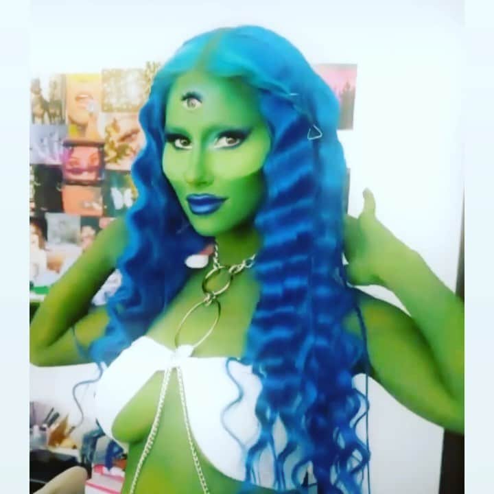 A riel D iazのインスタグラム：「Alien Tingzzz 👽  Had so much fun doing this wild look with prosthetics on @xo.bunny 💚 @makeupforever flash palette on the face, @patmcgrathreal on the eyes & lips.  hair by @howtokeshia 💙」