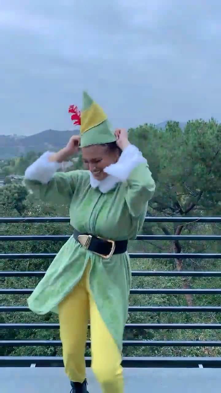 トーライ・ケリーのインスタグラム：「happy halloween from tori the elf 🎄🎁✨」