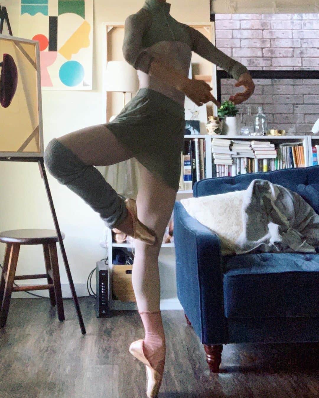 飯島望未さんのインスタグラム写真 - (飯島望未Instagram)「Wearing pink tie-dye leotard, khaki top and skirt from my ballet clothing line collab with @chacott_jp .  レオタードとセットになってるボレロとピンクタイダイレオタードを合わせてみました。 色々組み合わせても可愛い 暗くて分かりづらいですね笑」11月1日 3時42分 - nozo0806