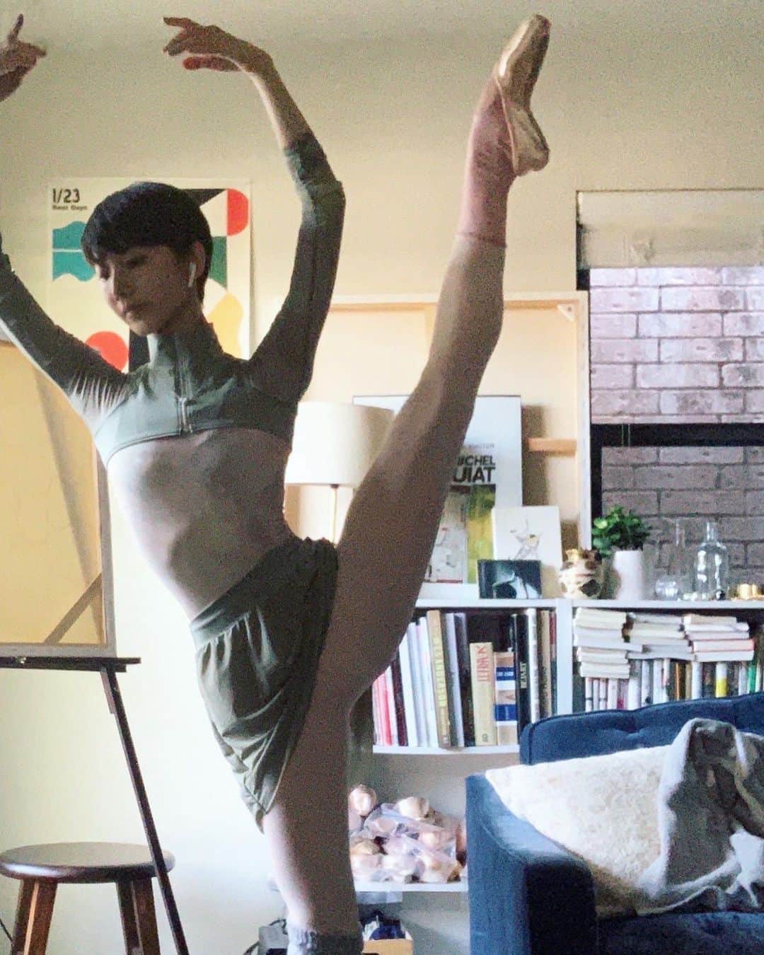 飯島望未のインスタグラム：「Wearing pink tie-dye leotard, khaki top and skirt from my ballet clothing line collab with @chacott_jp .  レオタードとセットになってるボレロとピンクタイダイレオタードを合わせてみました。 色々組み合わせても可愛い 暗くて分かりづらいですね笑」