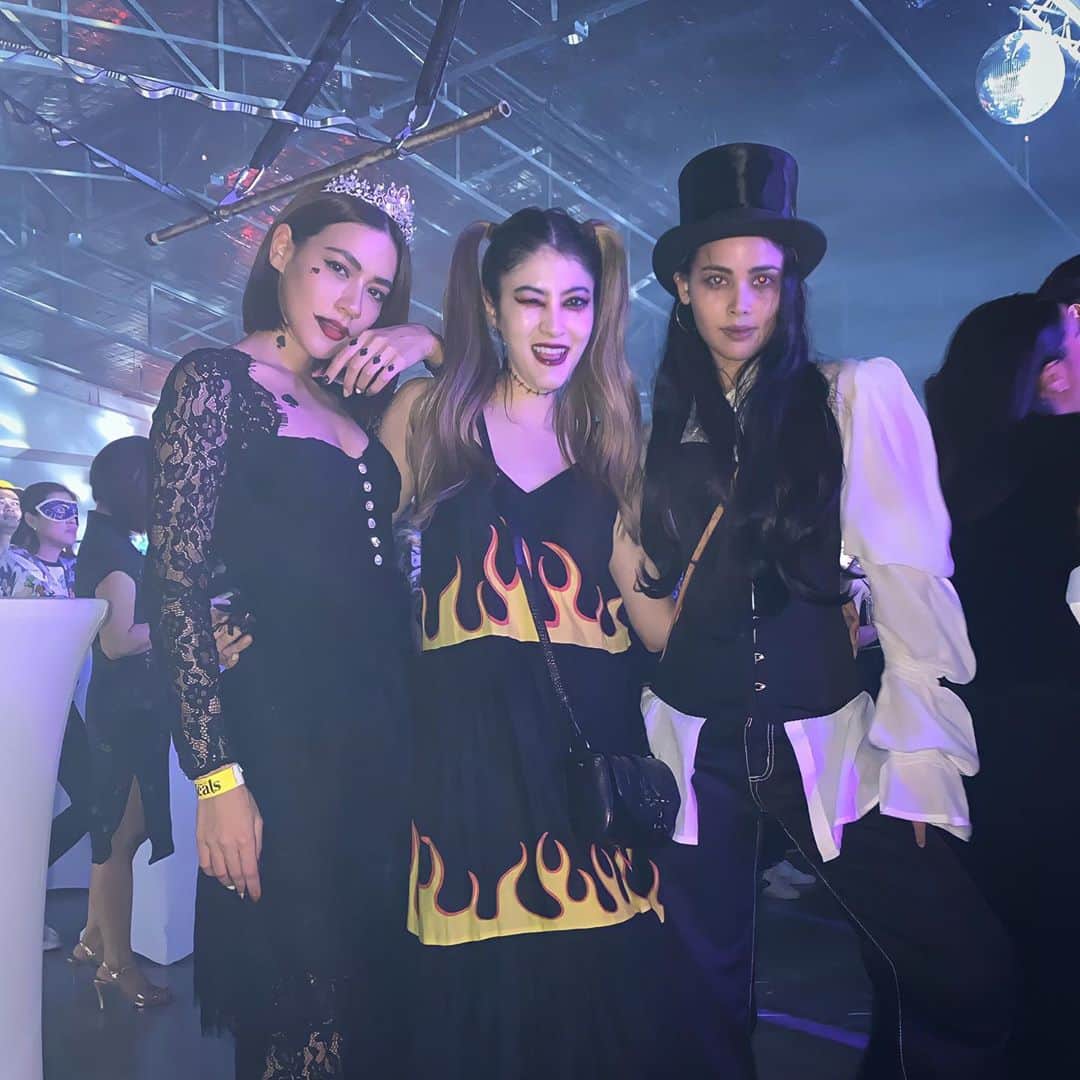 キンバリー・アン・ウォーテマス・ティアムシリのインスタグラム：「Wild night 🖤♠️」