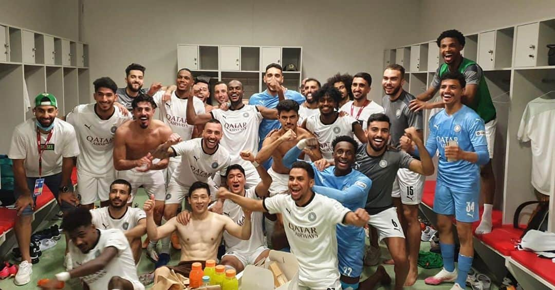 サンティ・カソルラのインスタグラム：「Great reaction of the team in a difficult game, now to rest to prepare for what is to come, thanks to the fans for the support 💪💪 @alsaddsc 🤍🖤」