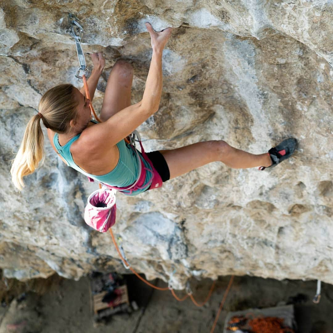 ヨルグ・バーホーベンのインスタグラム：「@katha_saurwein and me squeezing in some climbing while coaching the @austriaclimbing training camp, getting that classy tufa pump at Narango. Gotta love the drippy limestone!  photo by @thomaspodolan  #theory #xsgrip2」