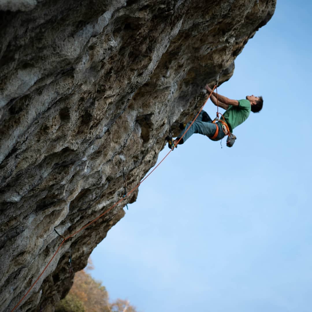 ヨルグ・バーホーベンさんのインスタグラム写真 - (ヨルグ・バーホーベンInstagram)「@katha_saurwein and me squeezing in some climbing while coaching the @austriaclimbing training camp, getting that classy tufa pump at Narango. Gotta love the drippy limestone!  photo by @thomaspodolan  #theory #xsgrip2」11月1日 4時06分 - jorgverhoeven