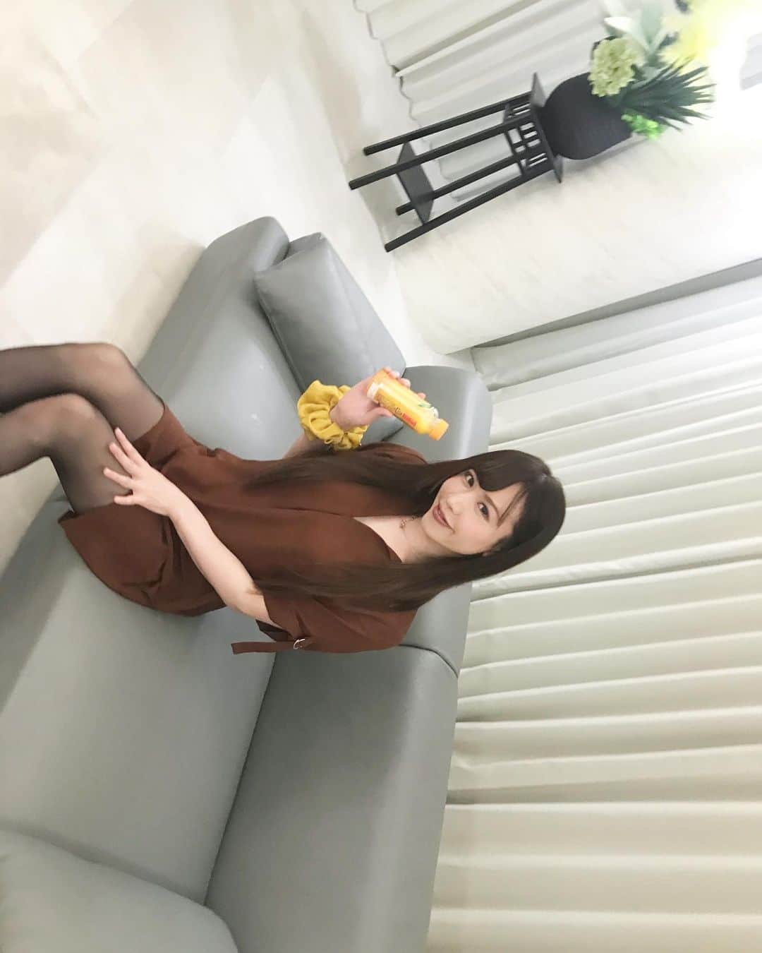 のインスタグラム：「オレンジジュースが好き🧃❤  #撮影 #撮影モデル #被写体モデル #セクシーモデル #パーツモデル #ヘアモデル #フリーモデル #ニューハーフモデル #高身長女子 #ロングヘア #撮影依頼募集中 #新宿スタジオ #代々木スタジオ #新宿スタジオ #オシャレな部屋 #キャバ嬢 #ホステス #夜のお仕事 #パパ活 #お姉さん #シンプルコーデ #ワンピースコーデ #いいね返します #いいねした人で気になった人フォロー #instagood #instafashion #ootd #lgbt #transgender #transwoman #likeforlikes」