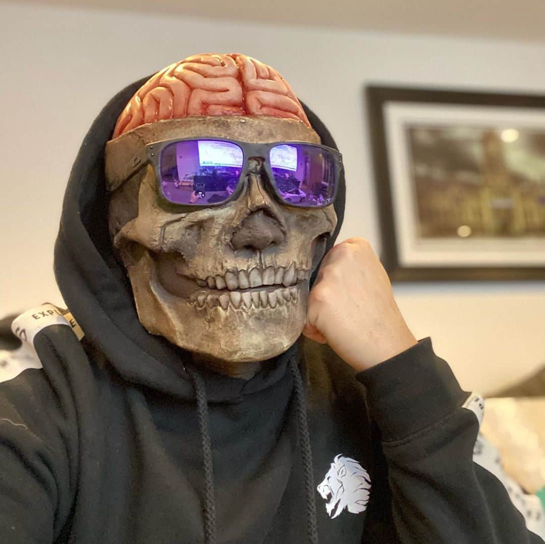 トム・キャセルのインスタグラム：「Life in Lockdown got me like.. #HappyHalloween」