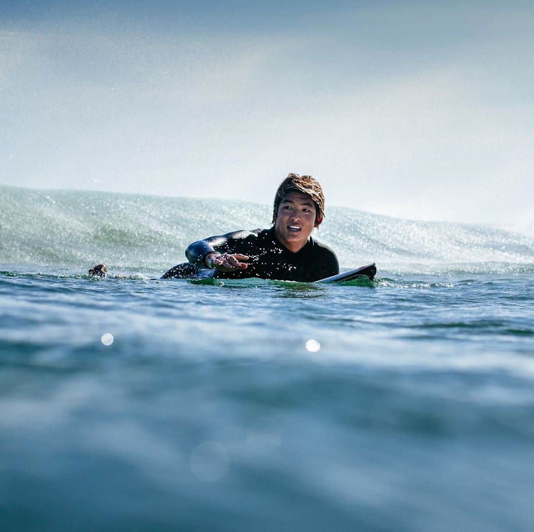 五十嵐カノアのインスタグラム：「It’s been a pretty special last few days of surfing. I get lost in between training/preparing for events and having fun in the ocean. It’s been a good mixture of both lately 🙃 @carlospintophoto」