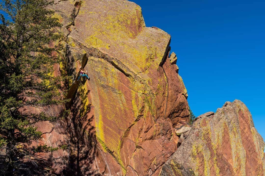 ペイジー・クラッセンのインスタグラム：「The Fiend has been high on my list of Front Range Classics, and yesterday I finally made it up there, with fellow stemming aficionados #noinstagrambenny and @arjandekock. This impressive double overhanging dihedral, established by Dan Michael @d___michael is most definitely a gem of the Flatirons. While internet beta speaks of a dyno, foot dyno, and knee bar, I found none of that beta, but made my way to the top by pushing the limits of my negligible flexibility. As a reward, I can barely walk today, but it was totally worth it. A huge shout out to Dan for all the work he's put into route development around Colorado and for the vision to pioneer this perfect corner, at a time when steep sport climbing was still in its infancy. Check my story for an amazing @lasportivana ad featuring Dan on The Fiend.  If this little masterpiece isnt on your tick list - fix it. But consider leaving your expectations of what 5.13c feels like at the climbing gym.  In 2015, Ed Mckeown replaced all the old hardware (original ring bolts, rusted piton, fixed stoppers as the anchor) with stainless steel bolts, donated by @boulderclimbingcommunity and @jasonhaas). See Dan's comment below, with a note about retrobolting.  For the record, there is a cam placement in the middle of the dihedral that I pre-placed. Real sport climber mode 🙄  Photo by @arjandekock  @eddiebauer @maximropes @physivantage」