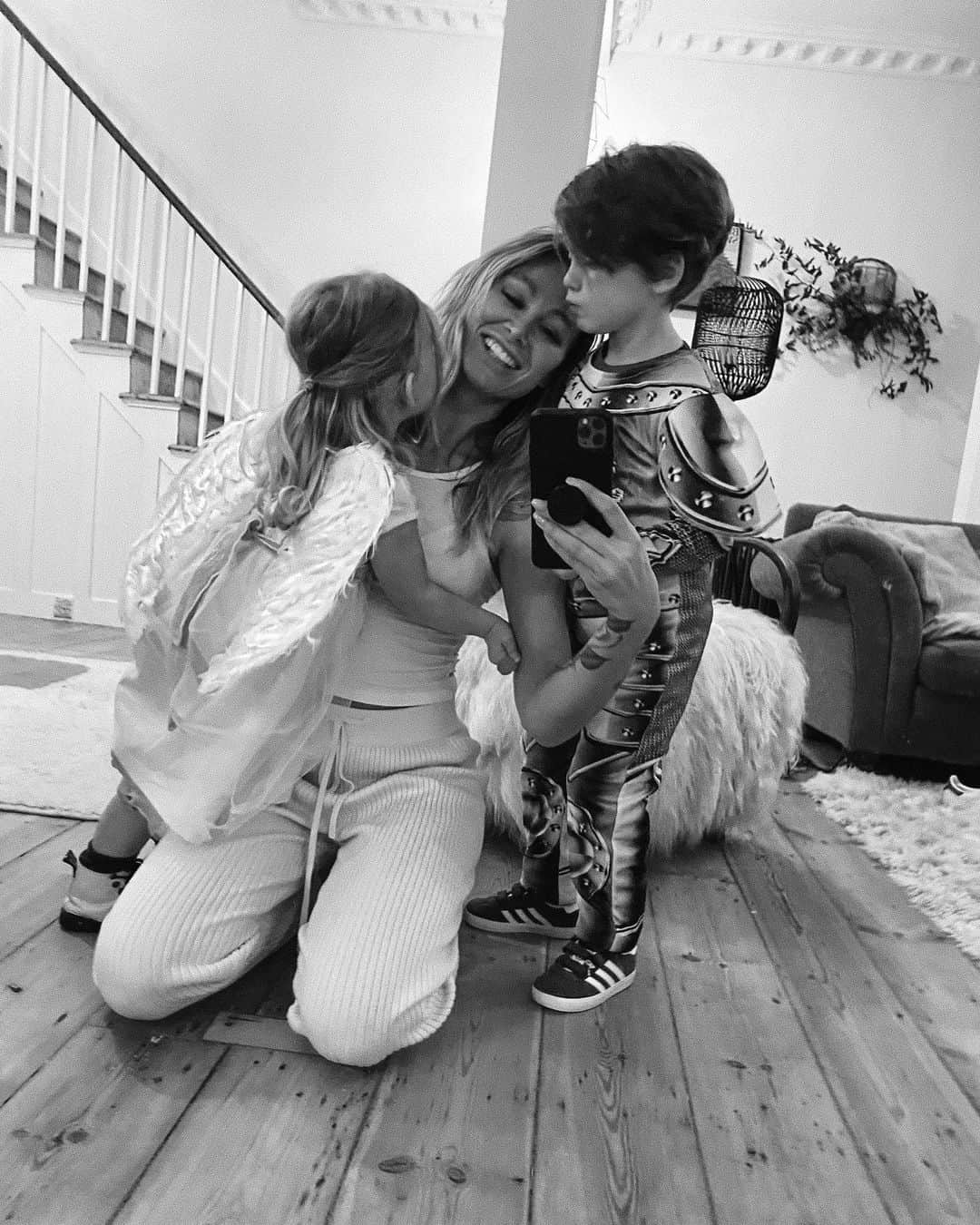 ルー・ティーズデールのインスタグラム：「Thus with a kiss I die.. 🥀」