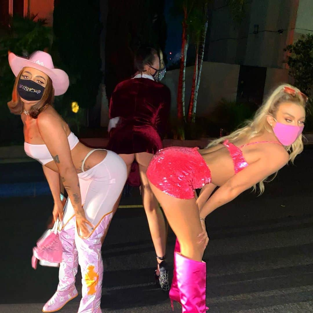 ノア・サイラスさんのインスタグラム写真 - (ノア・サイラスInstagram)「Sabrina, Elle Woods nd a Cowgirl had a séance last night」11月1日 4時29分 - noahcyrus