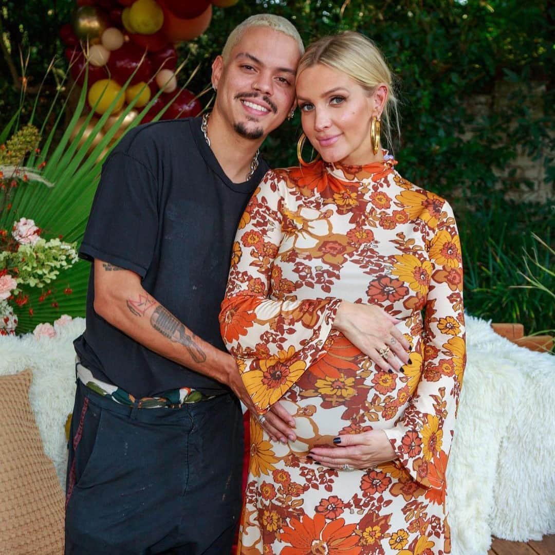 E! Onlineさんのインスタグラム写真 - (E! OnlineInstagram)「Ashlee Simpson is a mom—again! 💕✨ She officially welcomed her third child, the second with her husband, Evan Ross. Link in bio to see the sweet pic of their baby boy. (📷: @realevanross)」11月1日 4時30分 - enews