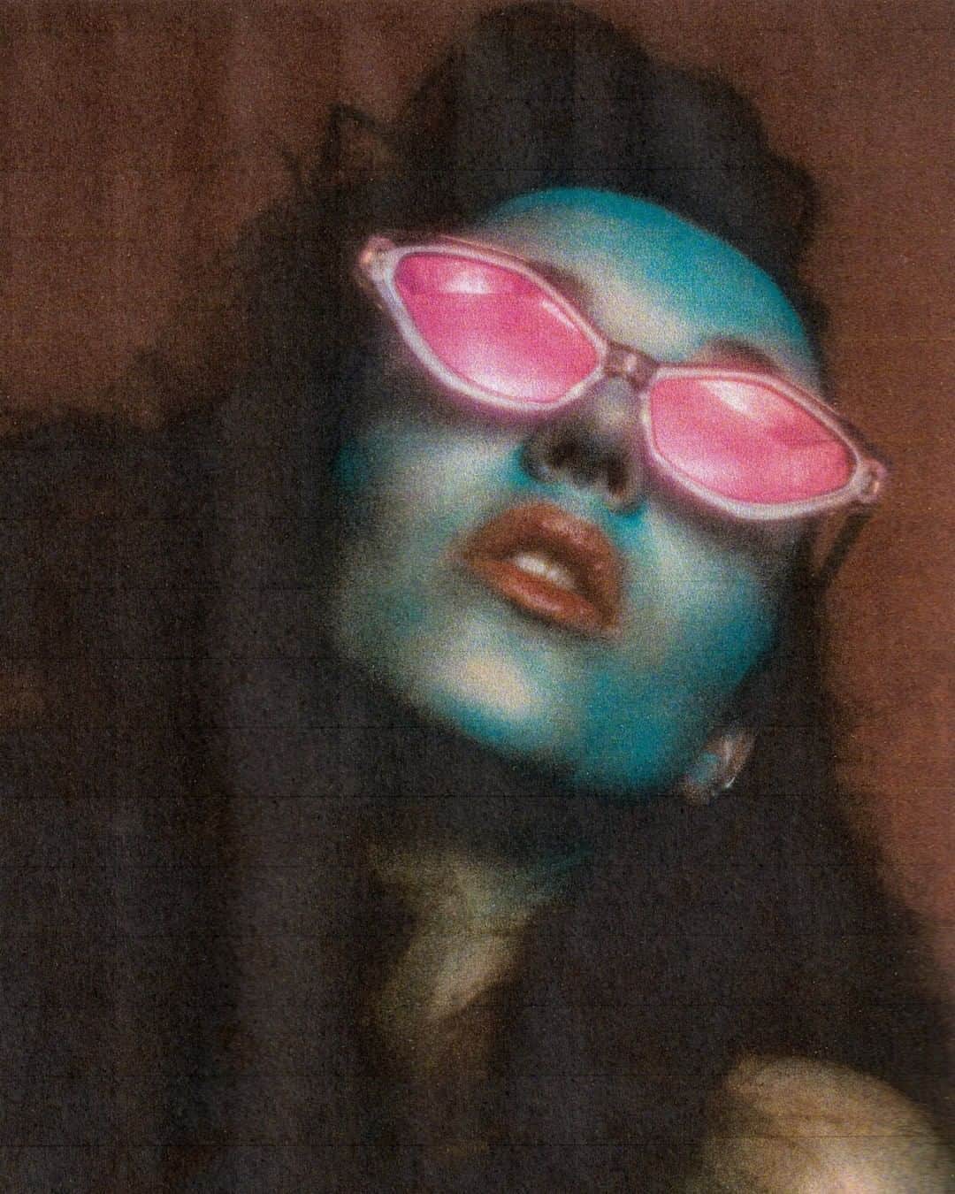 のインスタグラム：「Out of this world 👽 It’s Halloween today, what are you dressing up as? We found our look already!   Pic by: @linde_stevens_ Styling: @aicrln Makeup: @rosasmakeup16   #komono #komonosunglasses #ikkoopbelgisch #halloween #halloweenmakeup」