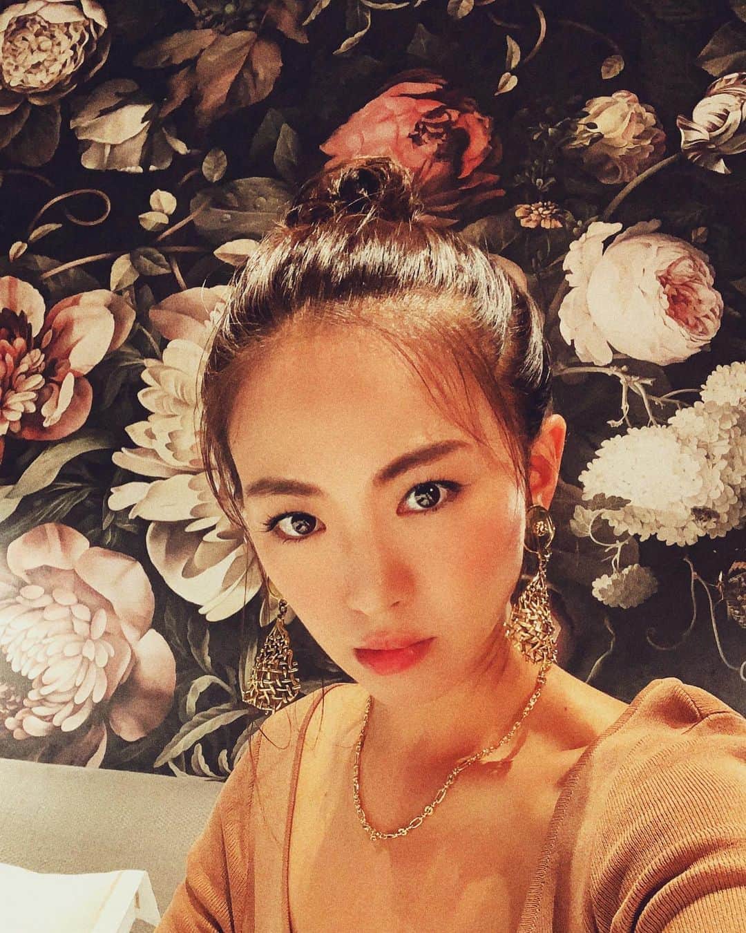 のインスタグラム：「壁が花柄に包まれて可愛いベッドルーム🌹 こちらはこれから寝ます。。。 日本とは時間が逆転の生活。  時差を1日で調整できたことが驚き！  #西内ひろのオススメ旅  #月 #マルタ島　#島　#ヨーロッパ　#旅　#冒険しよう #trip #travel  #work #europe  #malta #beautiful #visitmalta #aftercovid19 #moon #maltahotel #hotel  #folkloremuseum #lifeisbeautiful」