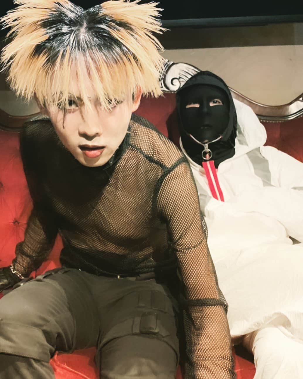 UCARY & THE VALENTINEのインスタグラム：「上京して初めて出来た友達であり先輩であり面白師匠でありお兄ちゃんのようでもありますオカモトレイジくん、いつもありがとうございます。 今日はこれ誰の仮装ですか？ 私はチェズマボです。  special thanks : @qiezimabo」