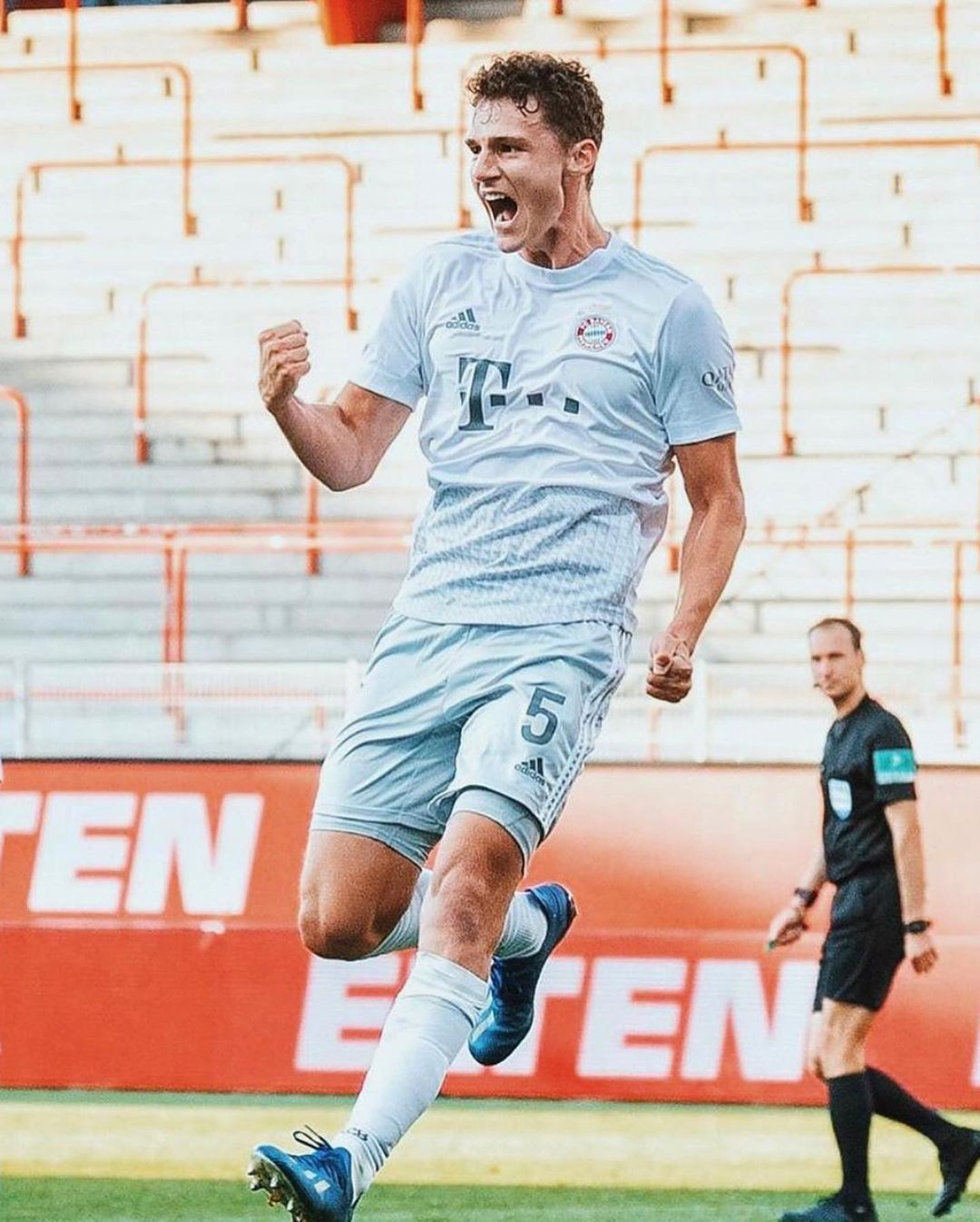 ベンジャマン・パヴァールさんのインスタグラム写真 - (ベンジャマン・パヴァールInstagram)「Wish I had a better photo for my 💯 game in @bundesliga but the most important was winning today 💪🏻😂  Thanks @fcbayern , @vfb and @carmenta_talents for this 🇩🇪 journey : Let’s go for more win, more work, more football 🙌🏻」11月1日 4時36分 - benpavard21