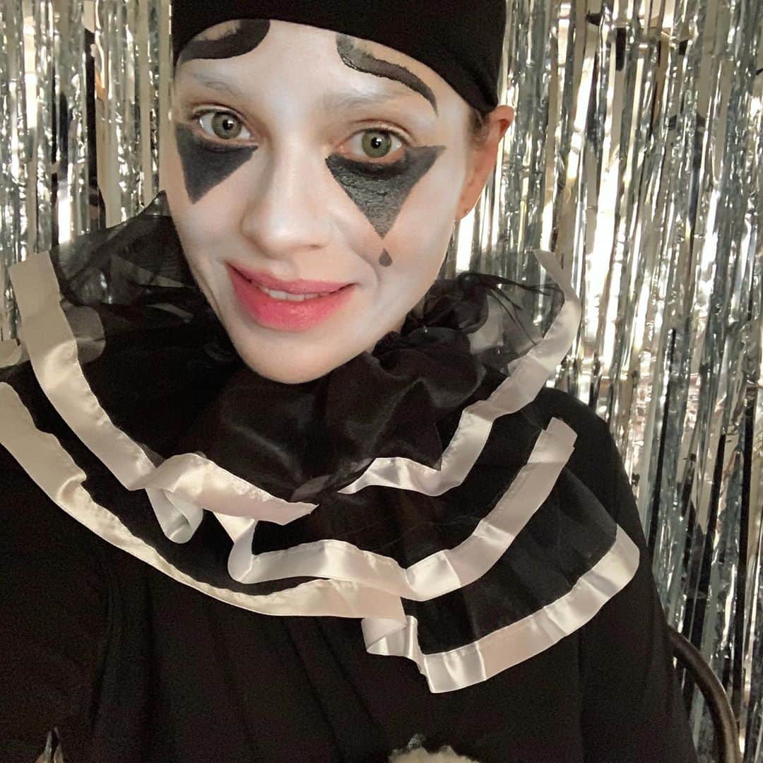 ローレン・ジャーマンのインスタグラム：「Happy Halloween everyone stay safe 🤍🖤🤍」