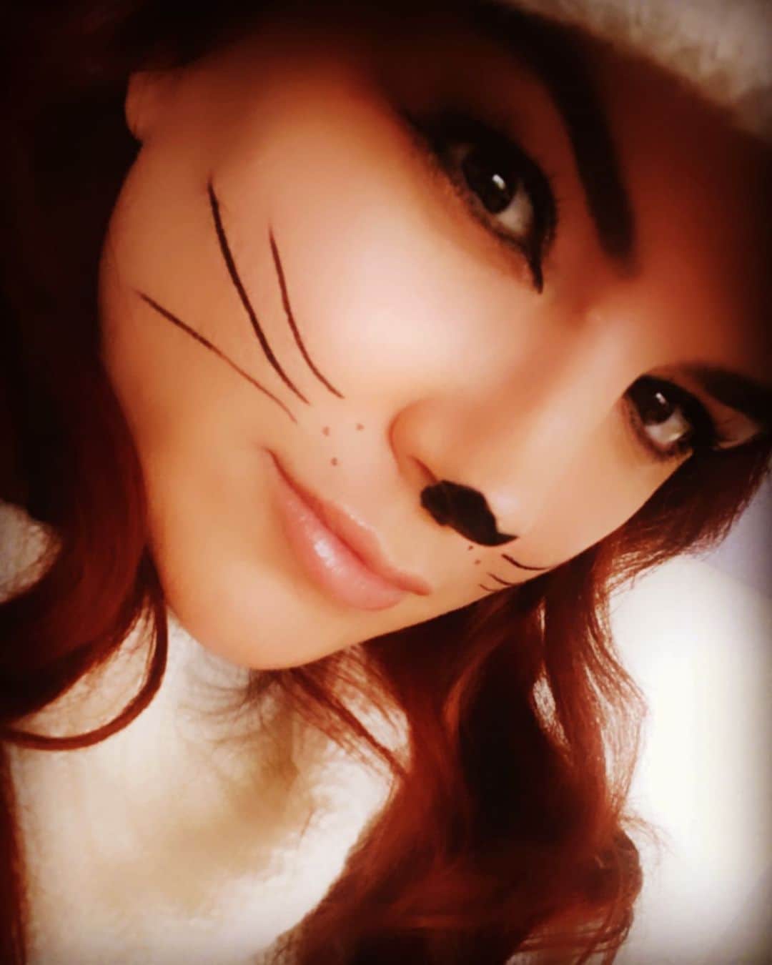 ジーナ・カラーノのインスタグラム：「Now I know why cats don’t smile.. it messes up their whiskers. 😼😹😽」