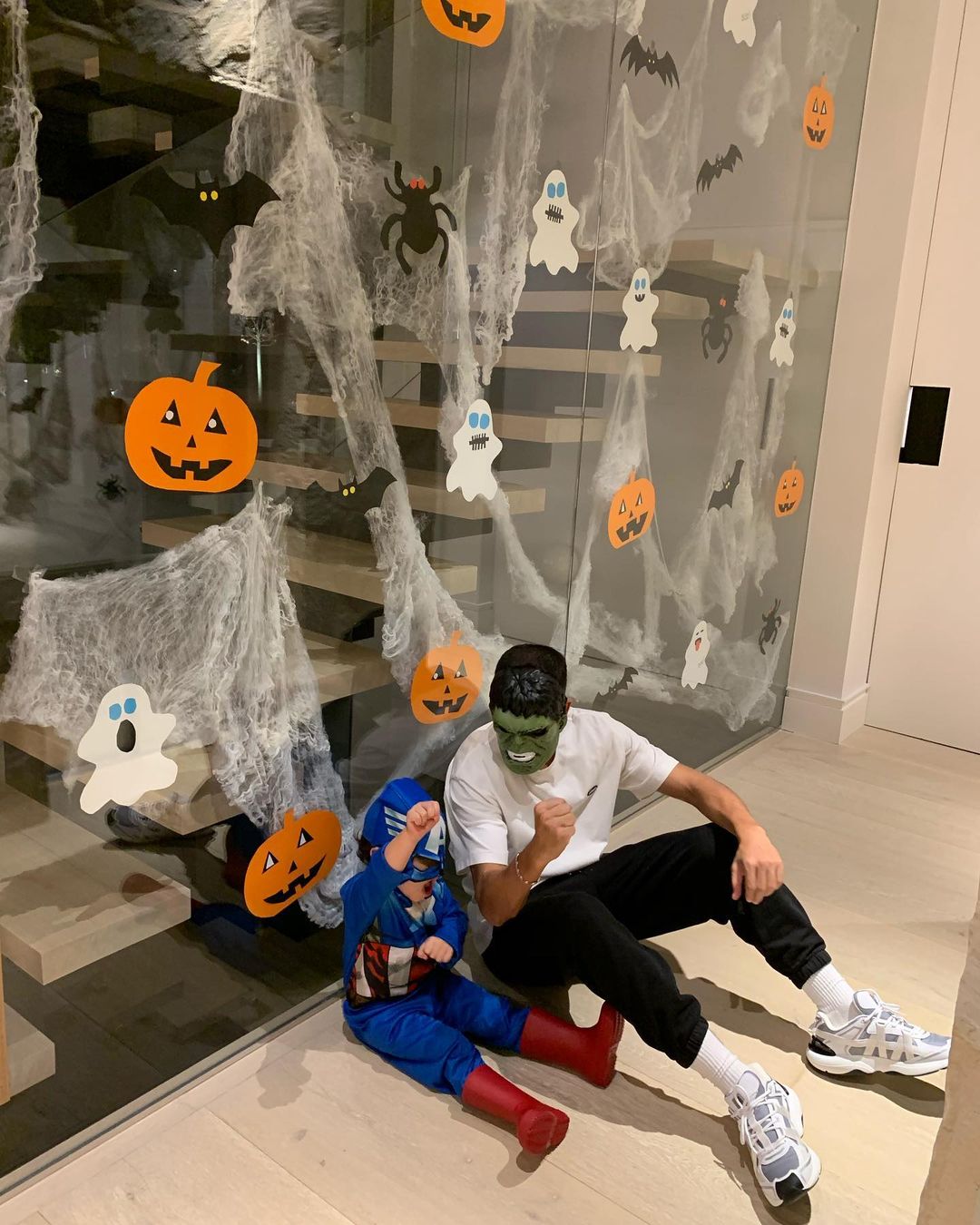 ルーカス・バスケスさんのインスタグラム写真 - (ルーカス・バスケスInstagram)「Capitan America y Hulk listos para Halloween 🎃 👻 🕷」11月1日 4時43分 - lucasvazquez91