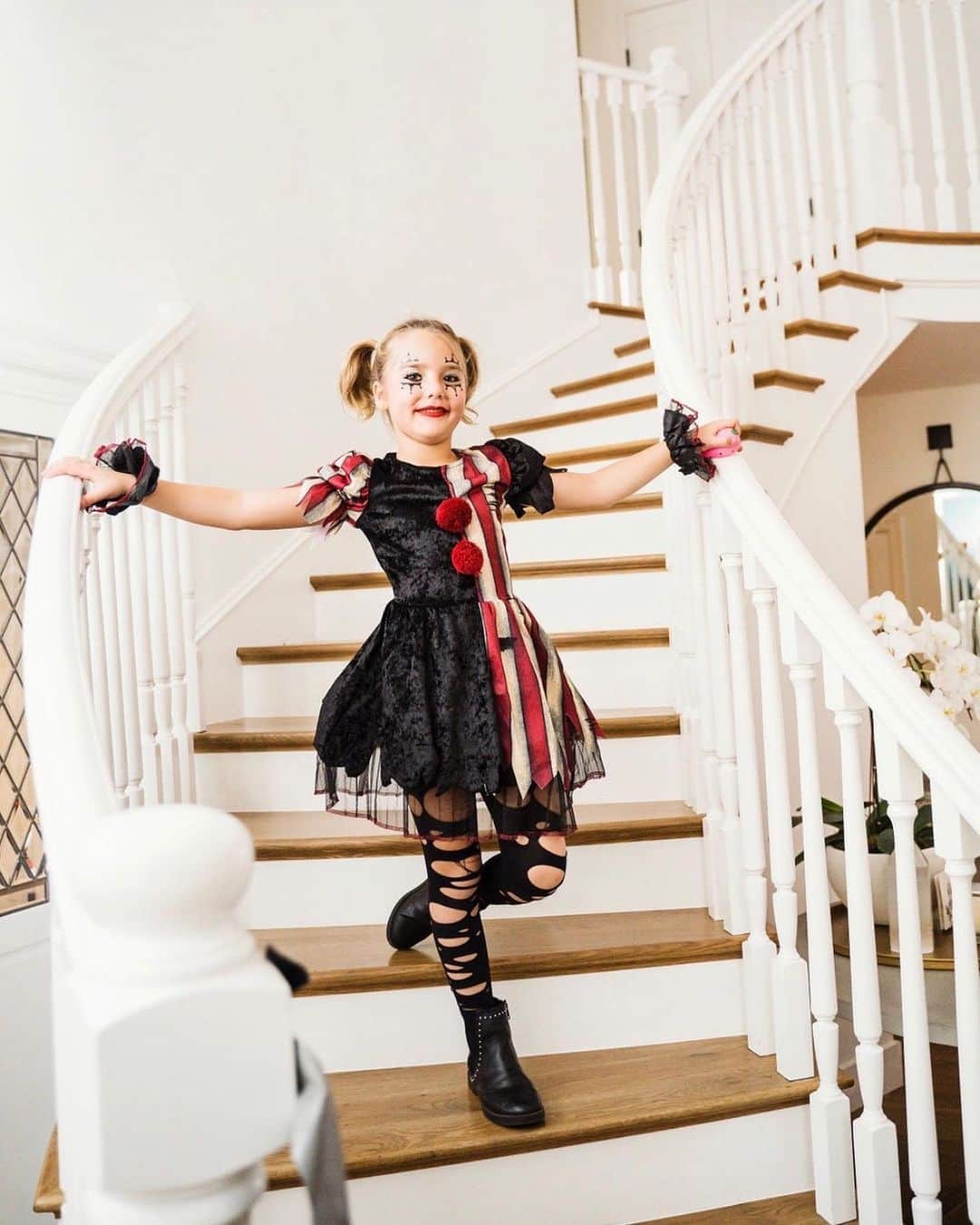 トリ・プラバーのインスタグラム：「Happy Halloween!! 🎃👻」