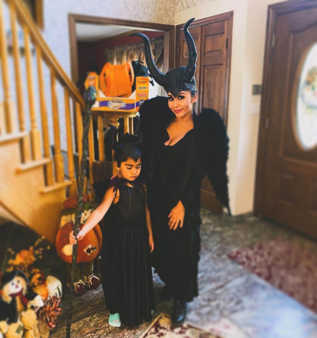 ニコール・ ポリッツィのインスタグラム：「Happy Halloween from your fairy godmothers 🖤🔥」