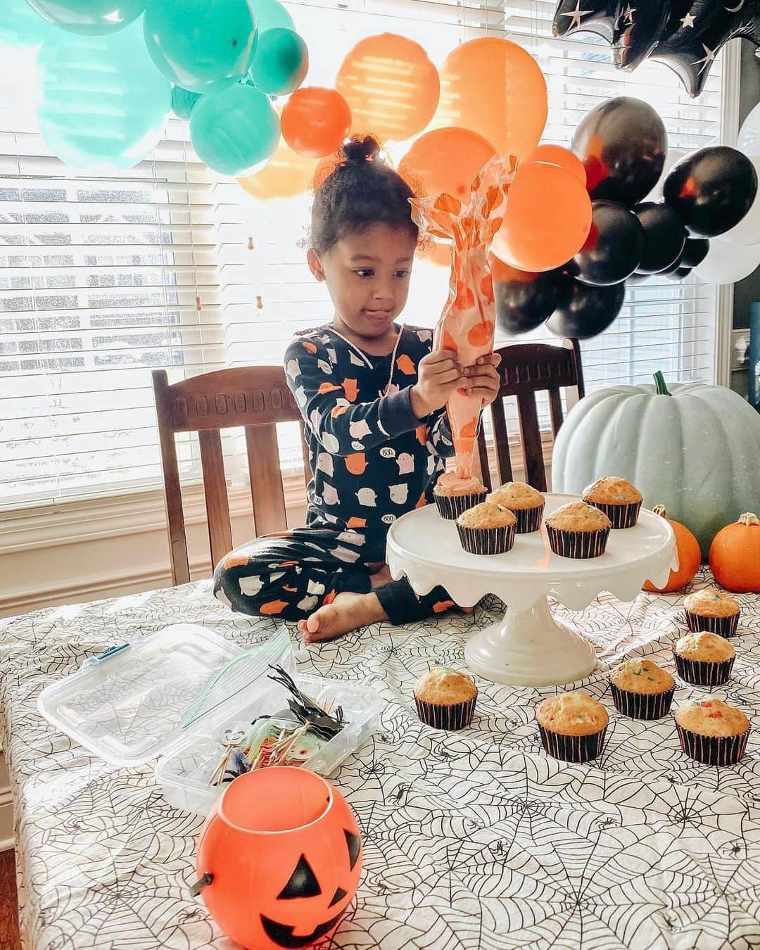 HomeGoodsさんのインスタグラム写真 - (HomeGoodsInstagram)「From sweet cupcake decorating to scary ghost hunts and everything in between – let’s make new #Halloween traditions this year 👻🎃🕷💀 . . . (📸: @occasions.byshakira, @a_magicalmess, @_princess_siennacapri, @miasmemorablemoments, @amebeverly, @julesdenby)」11月1日 5時00分 - homegoods