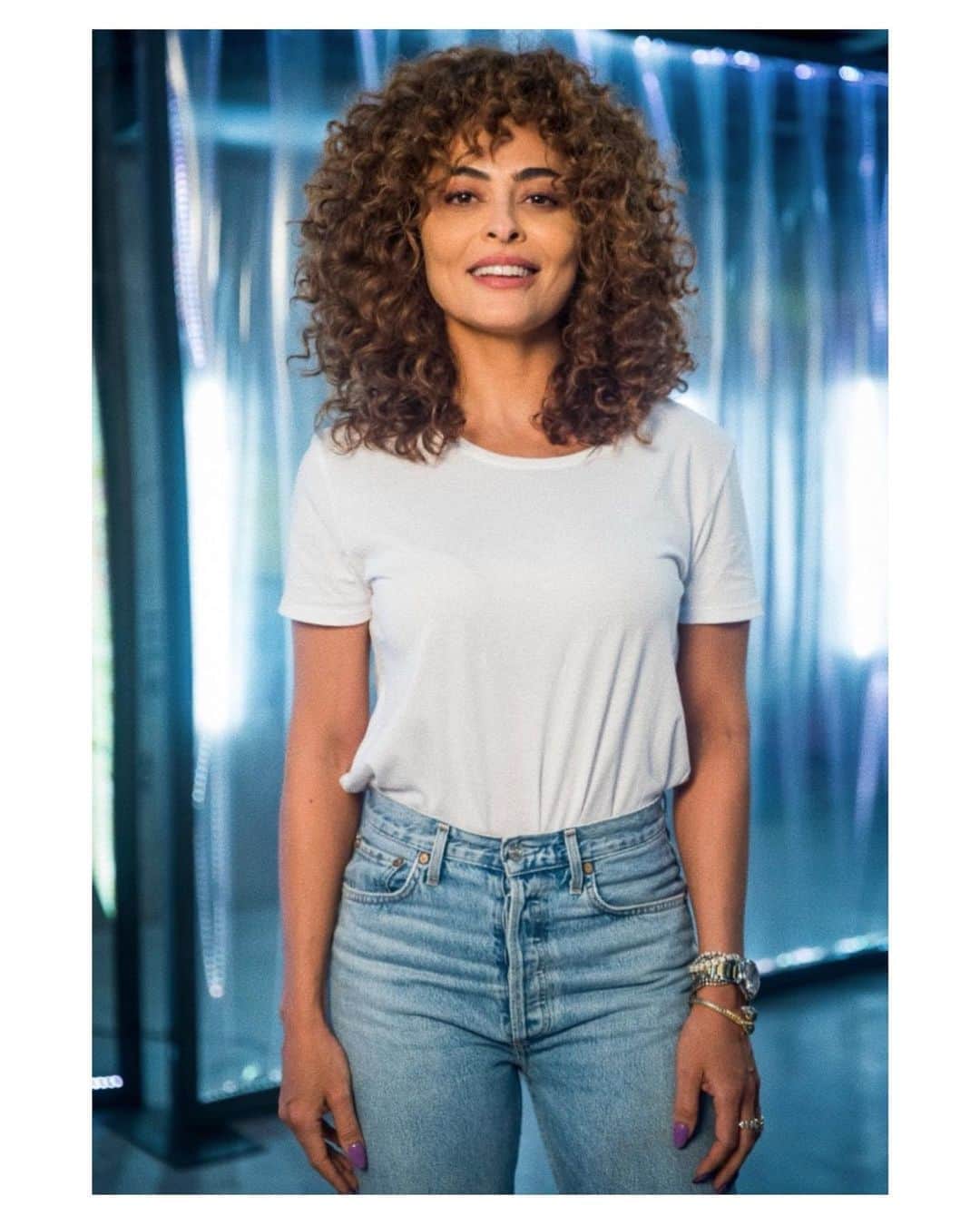 ジュリアナ・パエスのインスタグラム：「Quem assistiu? Neste sábado bati um papo com @angelicaksy no ‘Simples Assim’, ao lado de @massafera e @pretagil Nós participamos de um quadro sobre vaidade e falamos sobre padrões de beleza. A ideia era se despir dessa vaidade que prende e limita nós mesmas e tantas outras mulheres.  Convido você a mostrar a sua versão #semfiltro também! #simplesassim」