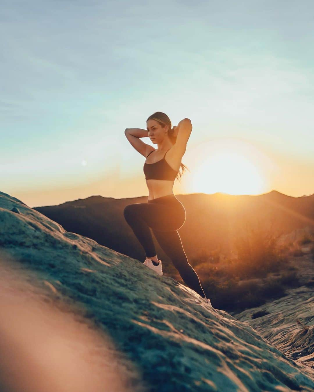 チャーリー・ジョーダンさんのインスタグラム写真 - (チャーリー・ジョーダンInstagram)「Went on a hike to one of my favorite spots in Malibu yesterday, and a much needed sunset watch in my new @alo Navy set」11月1日 5時11分 - charlyjordan