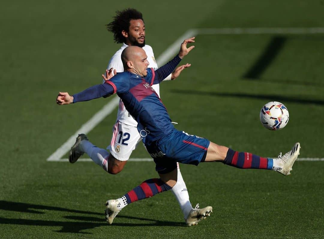 サンドロ・ラミレスのインスタグラム：「Aprender de las derrotas y seguir, hacia adelante. Cabeza alta y a pensar desde ya en el próximo partido 🔵🔴」