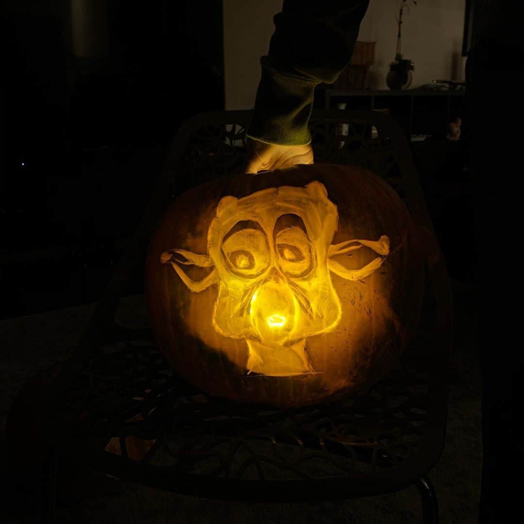 アレックス・ブノワさんのインスタグラム写真 - (アレックス・ブノワInstagram)「Halloween is for obscure ET rip-offs getting turned into Jack-o-lanterns #MacAndMe #Pumpkin #Jackolantern」11月1日 5時21分 - alexbenoit95