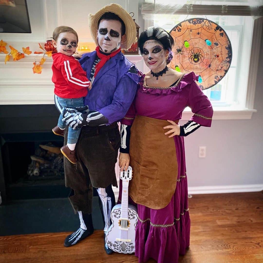 ディーナ・ニコール・コルテーゼのインスタグラム：「When you ask your 1 1/2 year old what he wants to be for Halloween and he says coco .. you all dress up as coco 👻 HAPPY HALLOWEEN from the boooockners 😂 #coco」