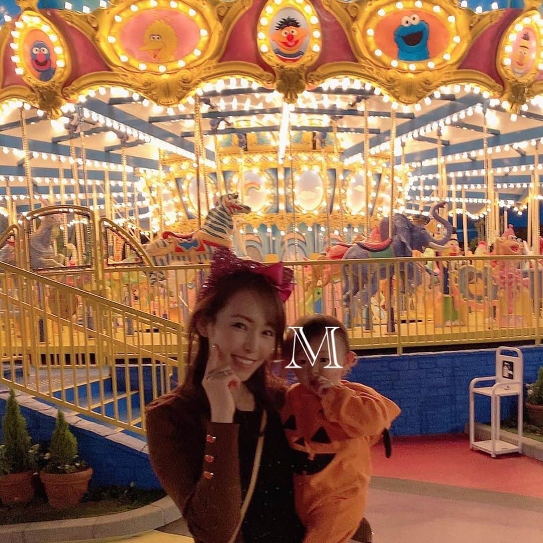 澤野井香里のインスタグラム：「家族でハロウィンのUSJへ🎃✨﻿ ﻿ Mはまだ身長足りずに乗れるものも限られてるけど雰囲気だけでも十分楽しめて、すごく良かった♪﻿ 唯一乗れたメリーゴーランド🎠はホントに嬉しそうで^ - ^﻿ 靴は履いてくれず、音楽が流れると身体を動かさずにはいられないみたいで裸足で自由にずっと踊ってるw﻿ ﻿ Sは乗れるものも大分多くて、今回のチャレンジはエルモのゴーゴースケートボード🛹﻿ 最初は嫌がってたのに、泣かずに乗れてまた少し成長したかな😝﻿ ﻿ 休みの日はいつも全力で子供達と遊んでくれる👱🏻‍♂️に感謝💕﻿ ﻿ #ks_20✨ #ks_osaka✨ #大阪 #usj #ユニバ　#ユニバーサルスタジオジャパン #テーマパーク #S⭐️_ #M🍒_  #s⭐️m🍒」