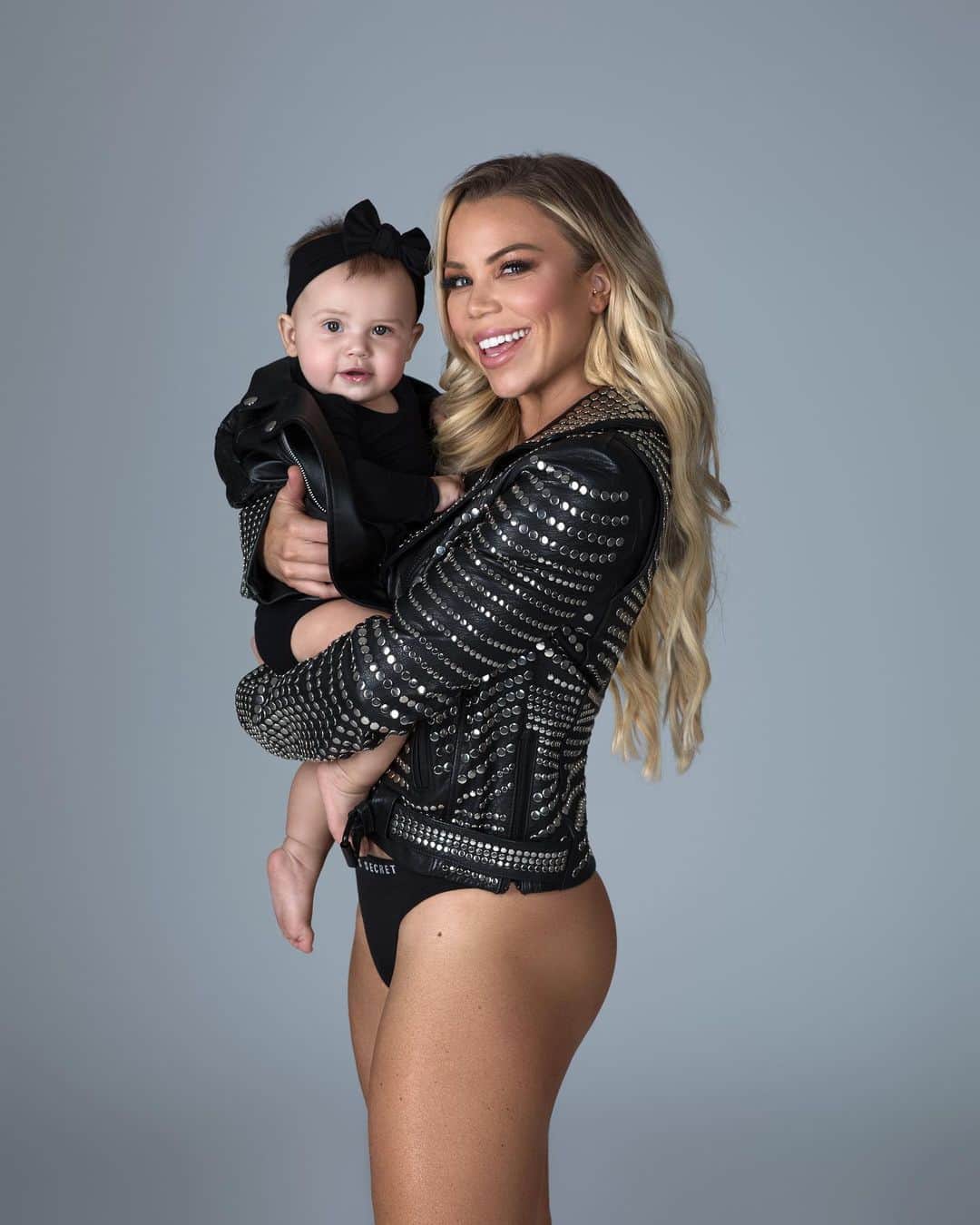 Lauren Drain Kaganのインスタグラム：「HAPPY Halloween from me and my little biker baby 🥰😘. Which pic is your fave? 1, 2, 3, 4?  @oxanaalexphotography Check out @ariaskyekagan page to see the many costumes & outfits I dressed her as this month! I’ve always loved getting dressed up each year I would usually do multiple outfits for myself! Even though Halloween seemed so much less eventful this year, dressing up Aria is my absolute fave!」