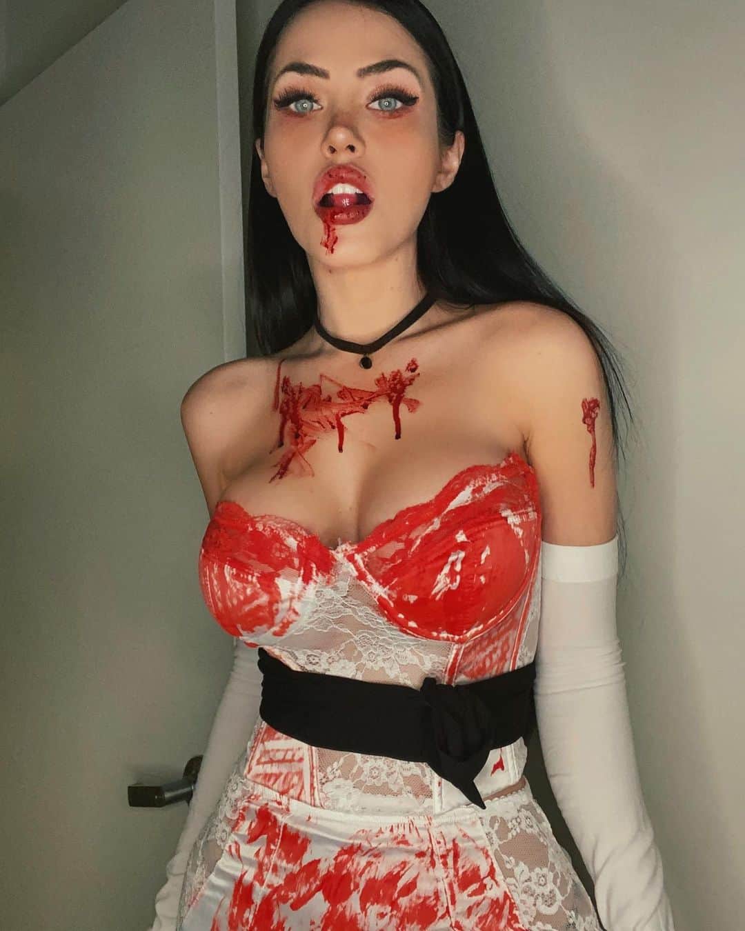 Claudia Alendeのインスタグラム：「Jennifer 🩸」
